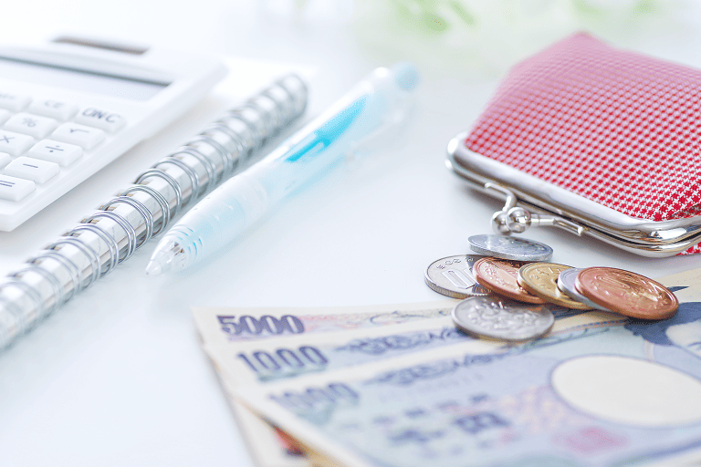 家計簿とお財布のイメージ画像