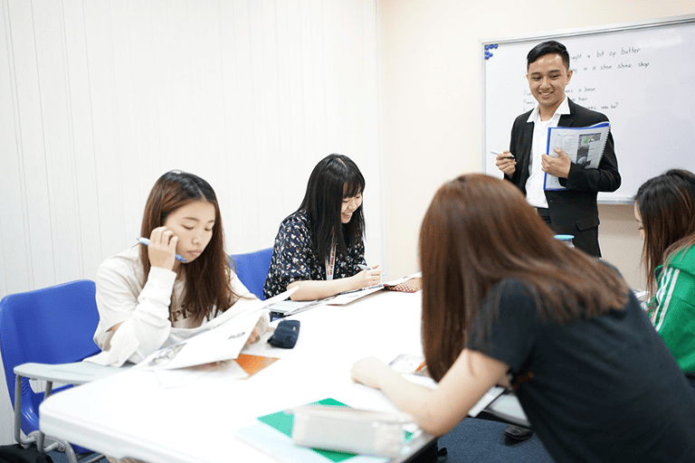 4人でレッスンを受けている様子