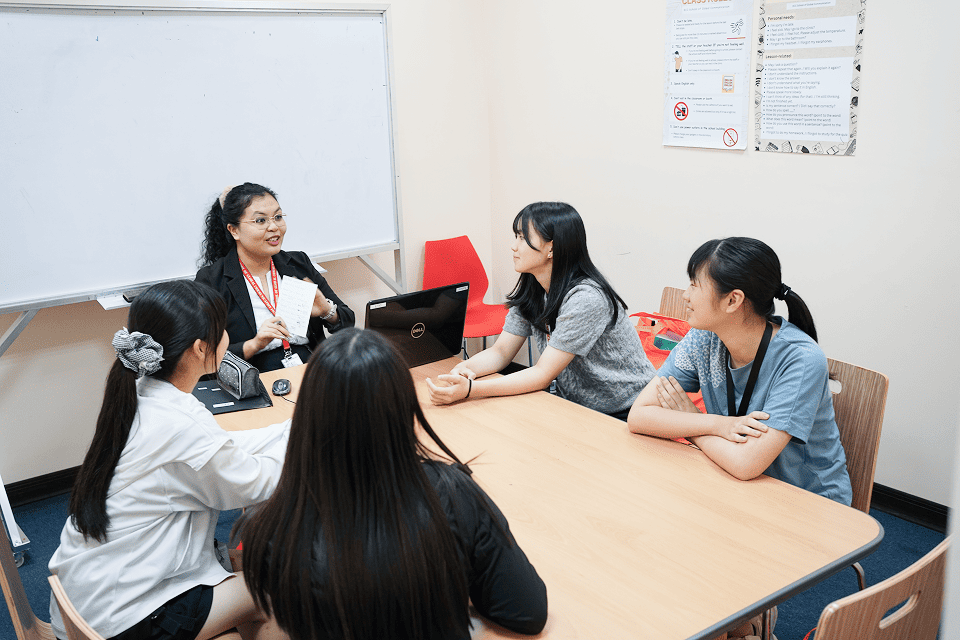 4人でレッスンを受けている様子