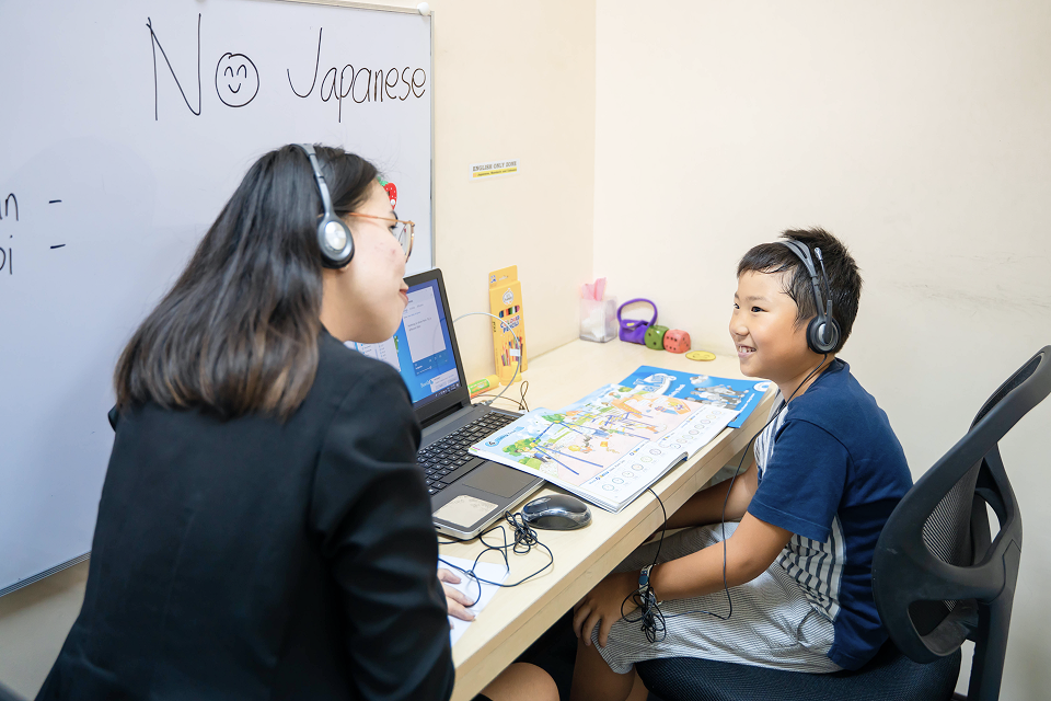 小学生がマンツーマンで授業を受けている様子