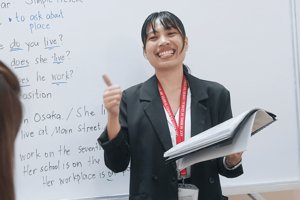 講師が生徒に笑顔で答えている様子