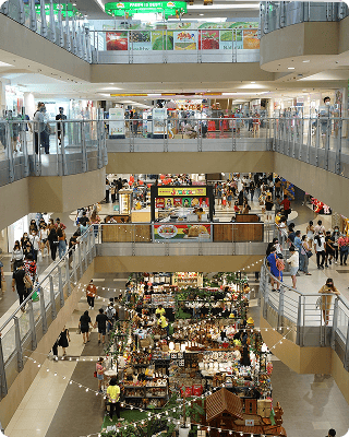 にぎわってるショッピングモールの様子